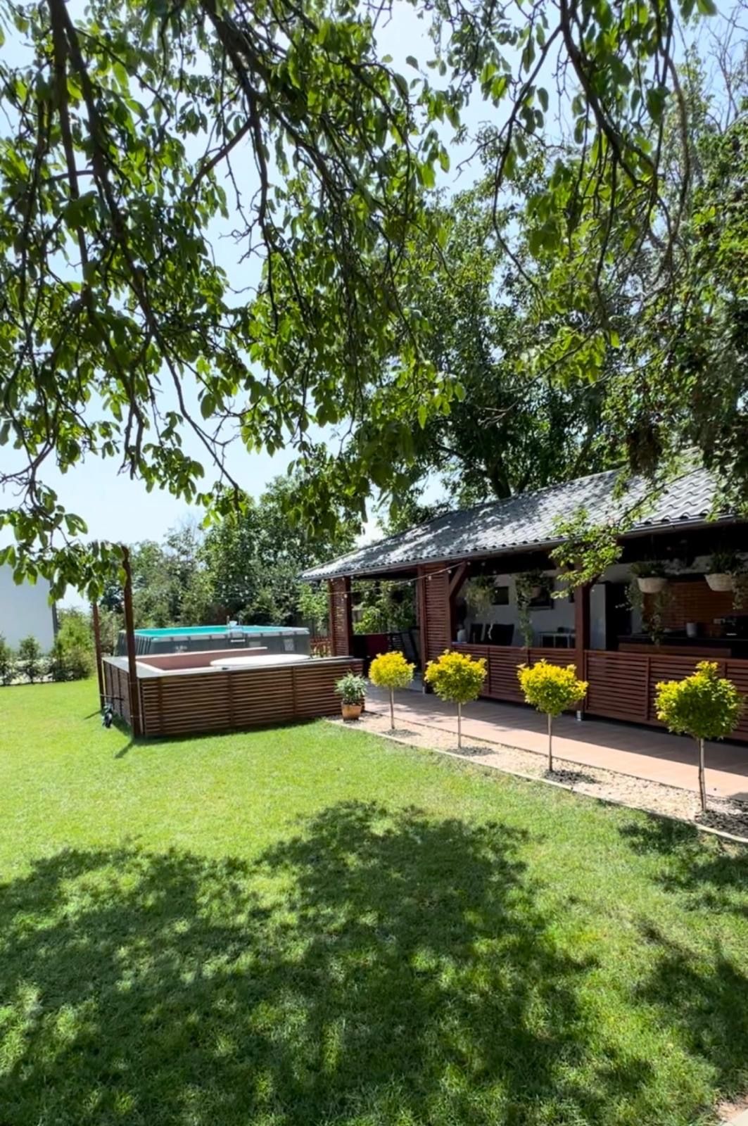 Piscina exterioara si gradina CHR Vista