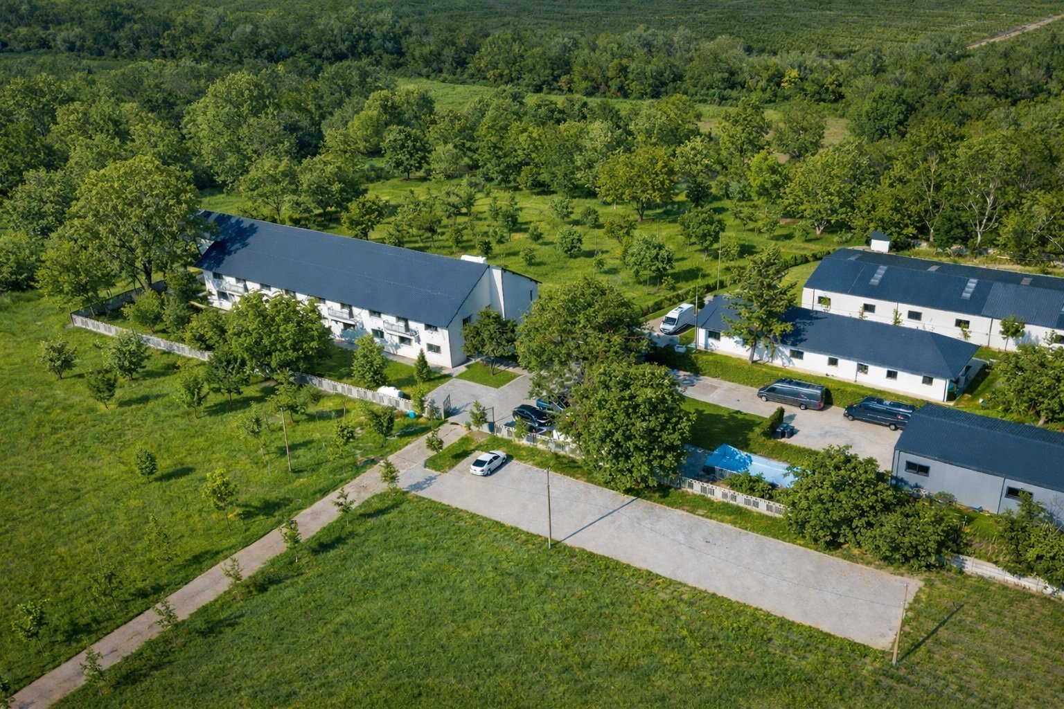 CHR Vista hotel Nicoresti - vedere aeriana cu verdeata